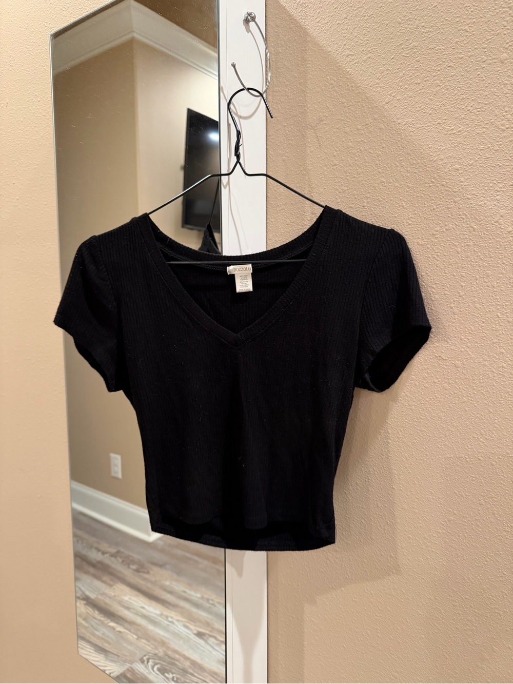 Bozzolo Black Ribbed V-Neck Crop Top